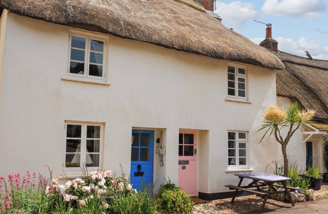 1 THE SQUARE, pet friendly, character holiday cottage in Hope Cove