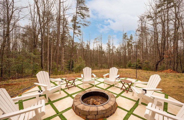 10-Acre, Dog-Friendly House Near Mtns & Wineries, Sleeps 8