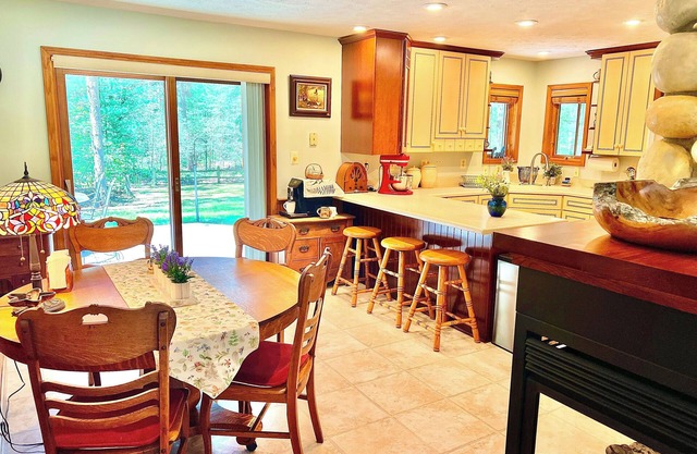 10 acres of woodland PRIVACY: charming 3-bedroom home by Manistee w/WiFi, AC