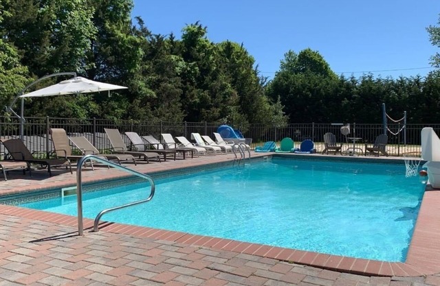 10 Bedroom Hampton House with a regulation size Pickleball court