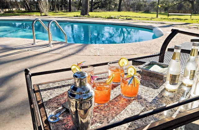 10 Bedroom Hill Country Retreat with Pickleball, Tennis and Pool- Stonehaven Ran