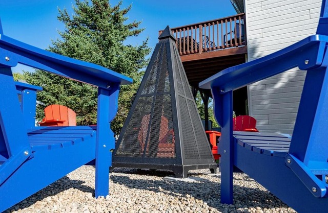 10 Br with Large Hot tubs 130 Proj Screen FirePit