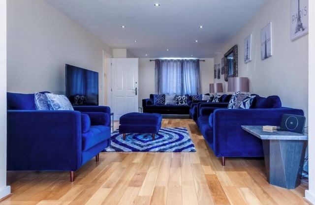 10 Guests - 5 Bedrooms - Free Parking - Lux House