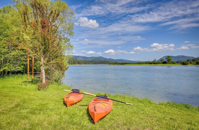 ~ 10 Mi to Newport: Pend Oreille Riverfront Cabin