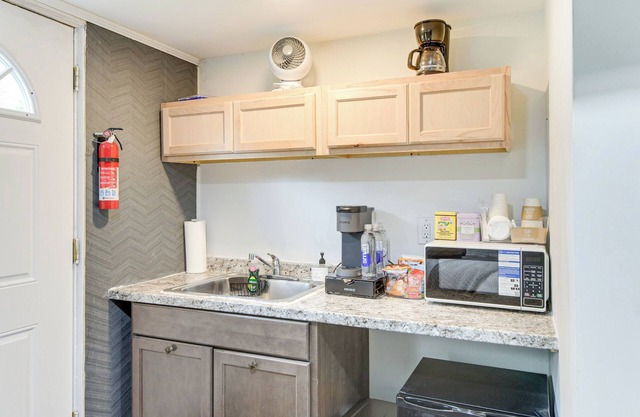 10 Mi to Washington: Wheaton Studio Suite