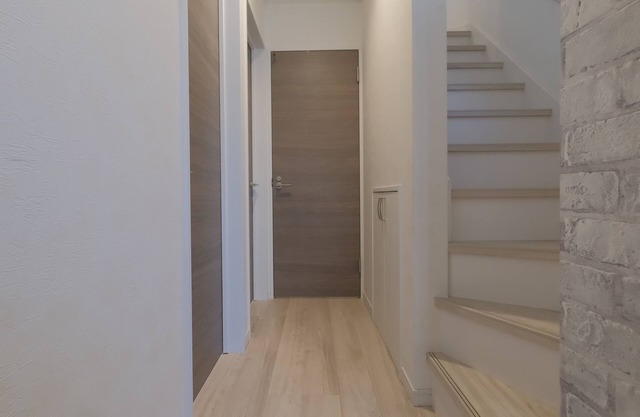 10 min. from Koiwa station on the Sobu line, private house with parking. Convenient for mid to long term stays from overseas! You can arrive at Keisei Koiwa Station from Narita Airport without changing trains, and if you come to Keisei Koiwa Station, we c