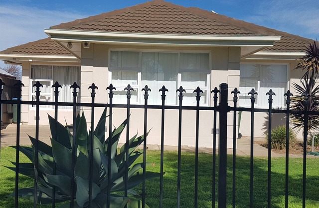 10 min to CBD 1950s retro home