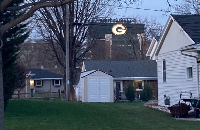 10 min walk to Lambeau and Titletown