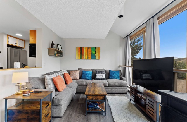 10 MinsWalk to Lift, Huge Windows & Sliding Doors for Beautiful Mountain View