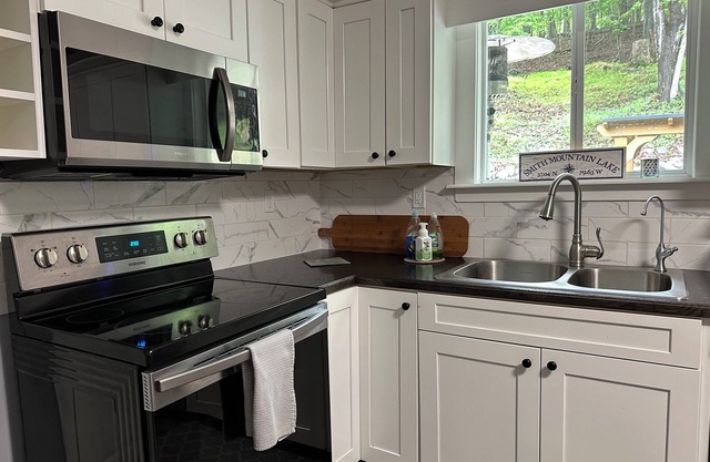 10-minute drive from the shores of Smith Mountain Lake! Lakehouse with hot tub!