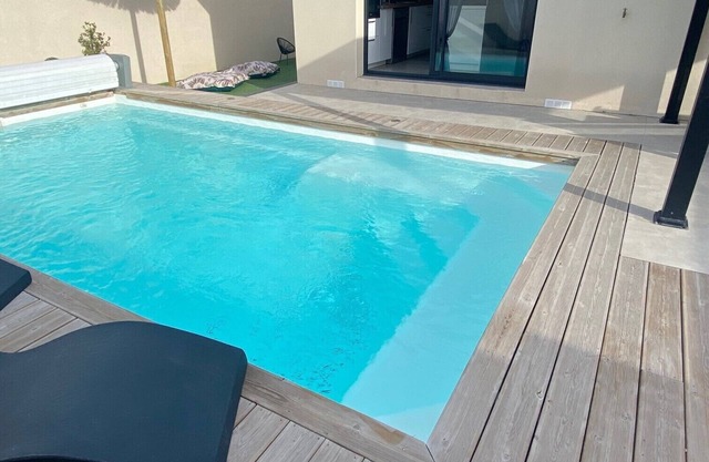 10-MINUTE DRIVE TO BEACHES HOUSE PRIVATE AIR-CONDITIONED POOL