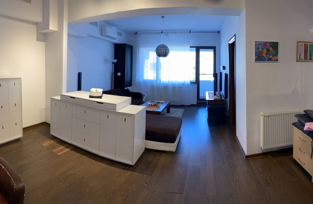 10 minutes from the airport, 10 minutes from city center