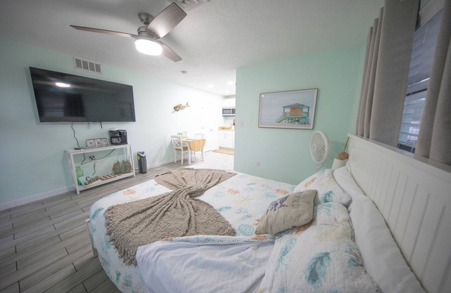 10 Minutes to the Beach Charming Studio