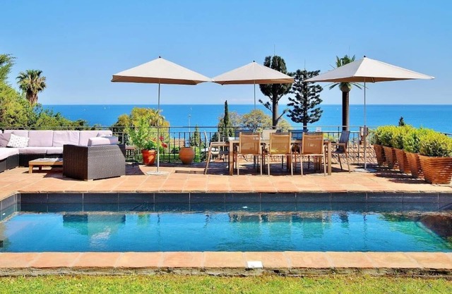 10 mn from Cannes, charming villa with swimming-pool, enjoying views of sea