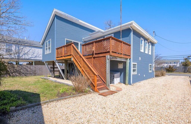 10%Off First 3 bookings!nInviting Ranch Home Just Minutes Walk from the Beach!