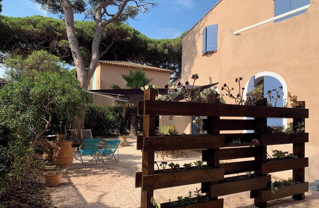 10 pax, Family friendly, 2 mins walk to the beach, sea view.