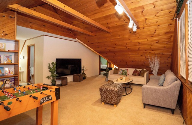 10-Spacious 5BR apt with gym, games room in the attic
