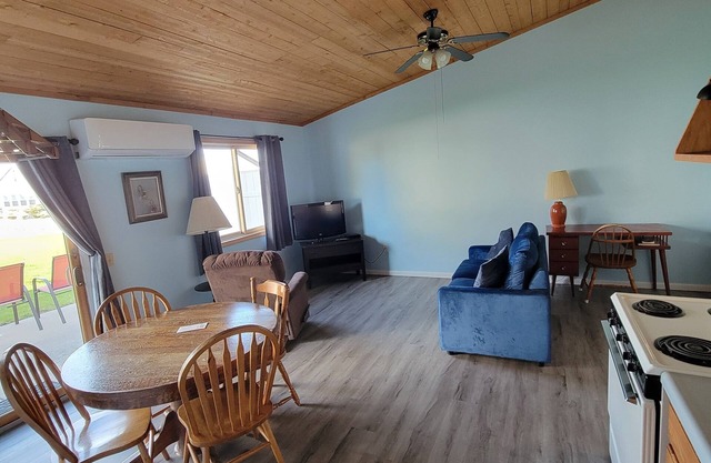#10 Thomas' Parkside Cottages, 1 BR Lake Huron walk out, downtown Oscoda