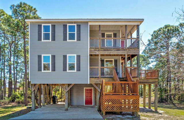 100+ 5-STAR Reviews: Family Home 5 Min. Walk to Beach Neighborhood Pool & Tennis