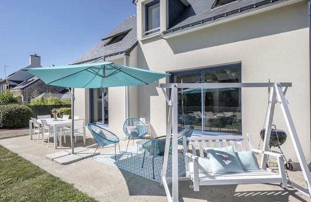 100m from the beach, house for 7, seaview