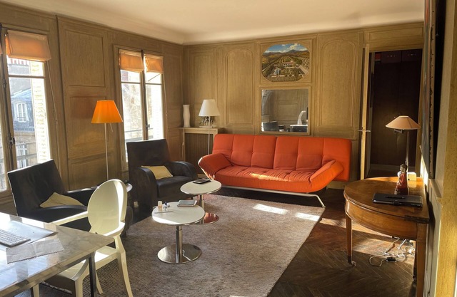 100m2 designer apartment, sunny and quiet in the heart of Paris.