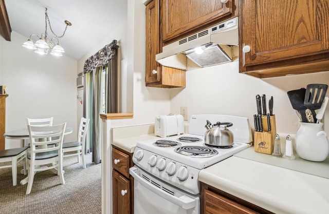 106 One bedroom Queen Suite on the 1st floor w/outdoor heated pool