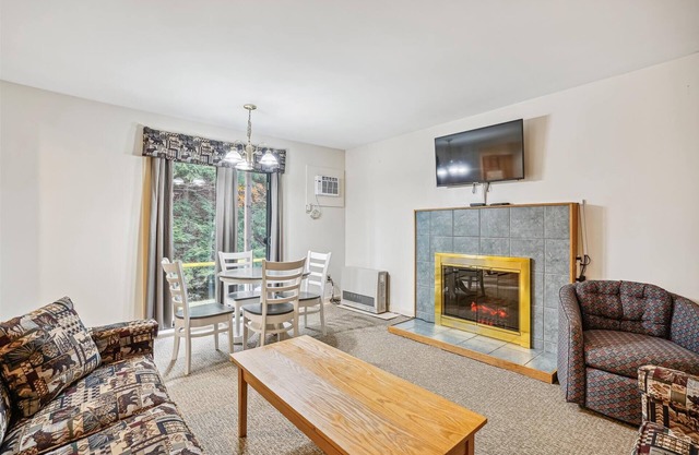 108 Deluxe One bedroom Queen Suite on the 1st floor w/outdoor heated pool