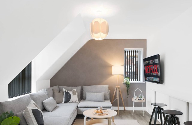 10min to NEC Sleeps 6, Modern Arden House
