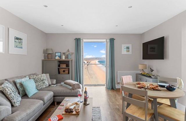 11 At The Beach, Torcross - an apartment that sleeps 4 guests in 2 bedrooms
