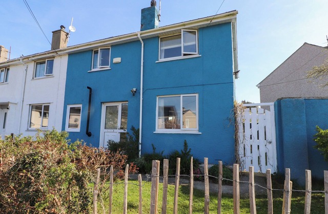 11 PENYGROES, pet friendly, with a garden in Llanddeusant