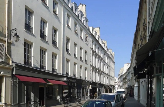 110m2 RUE CHERCHI MIDI-COBBLED COURTYARDS, FLOWER AND TREE FILLED INTERLUDES
