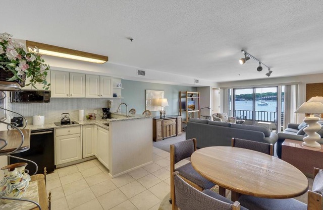 111 Edgewater Inn