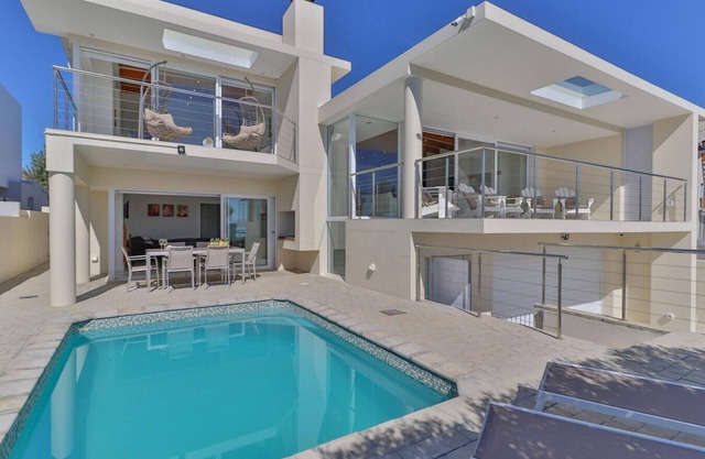 111 Memories | Coastal Calm & Contemporary Comfort in De Kelders