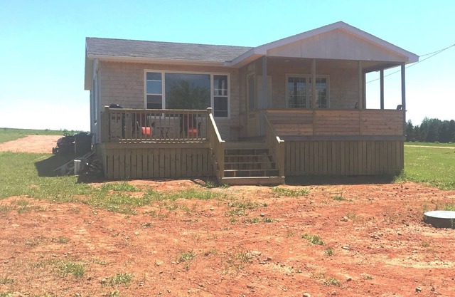 112 waterfront cottage close to beaches w/hot tub