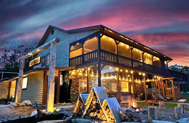 12 bdrm covered dock, hot tub, cwby pool, sleeps 46, “Mountain Ridge”