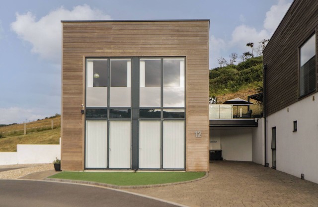 12 BEACHDOWN, family friendly, with hot tub in Challaborough