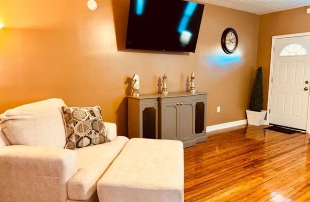 12 GUEST HOME IN HISTORIC DISTRICT WITH FAMILY FRIENDLY PATIO