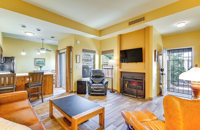 12 Mi to Dtwn Tucson: Tranquil Townhome w/Office