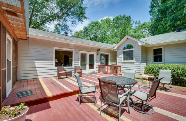 12 Mi to UGA Campus: Spacious Group Getaway!