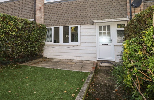 12 PARKERS HILL, pet friendly, character holiday cottage in Thame