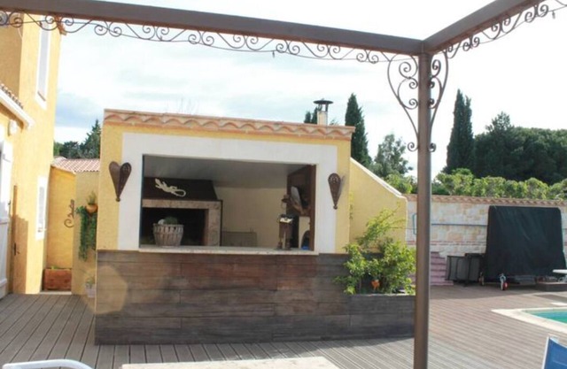 12-person villa 15 minutes from the beach