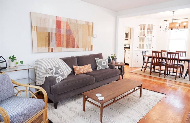 1215 Beaufort · Cozy Blue Door Farmhouse close to USC & Ft.Jacksn