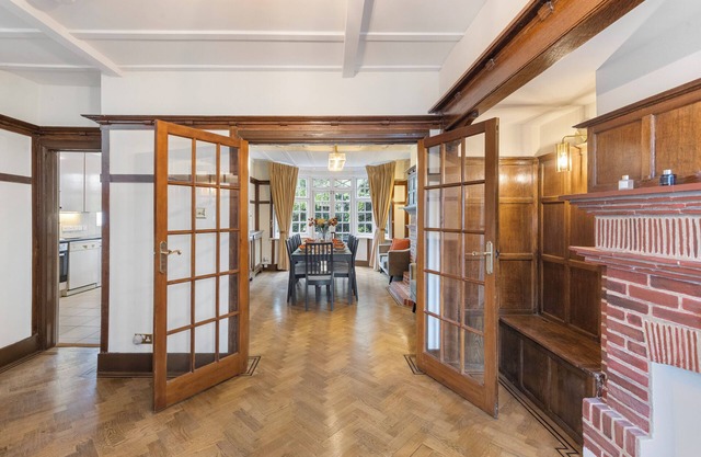 13-Bed London Gem, Opposite Tube perfect for groups and families