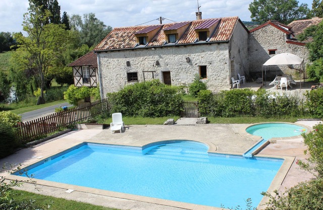 13C house with private pool and private fishing