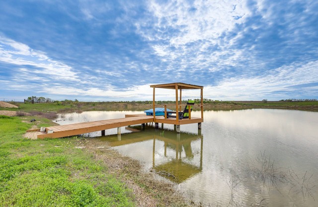 14 Acres w/Pond Access: Farmhouse in Temple!
