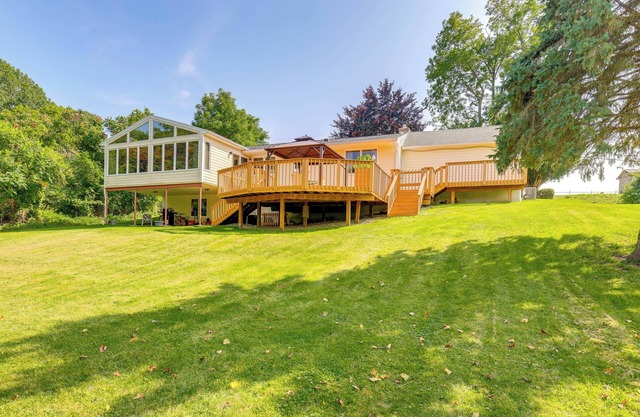 ‘1440 Getaway’ w/Yard & Deck ~ 16 Mi to Rochester