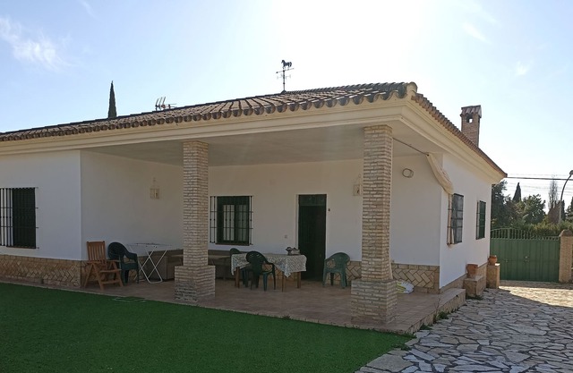 15' from Seville! Large Villa with pool surrounded by nature!