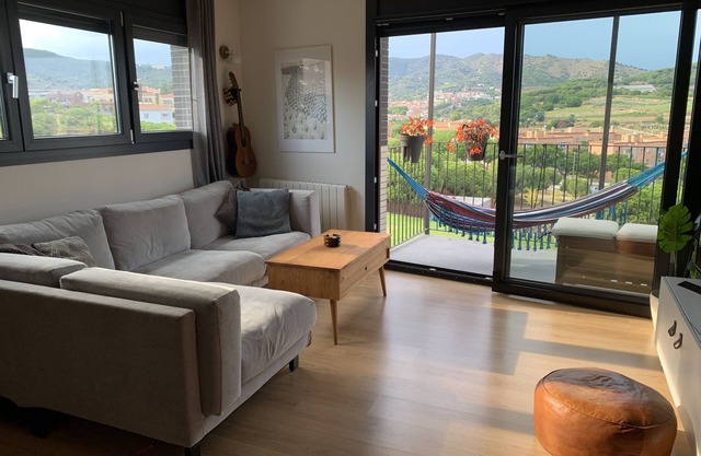 15 min to Barcelona, beautiful flat with pool and beach by foot