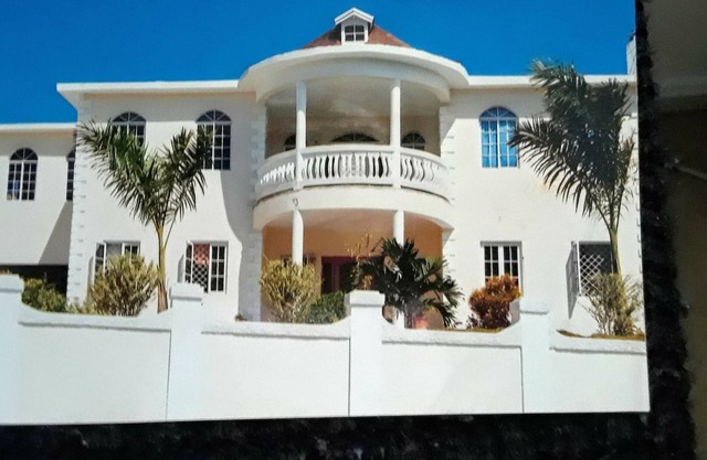15 mins to airport. Entire 1st floor 2 bedrooms, 2 bathrooms Sleeps 4.No sharing