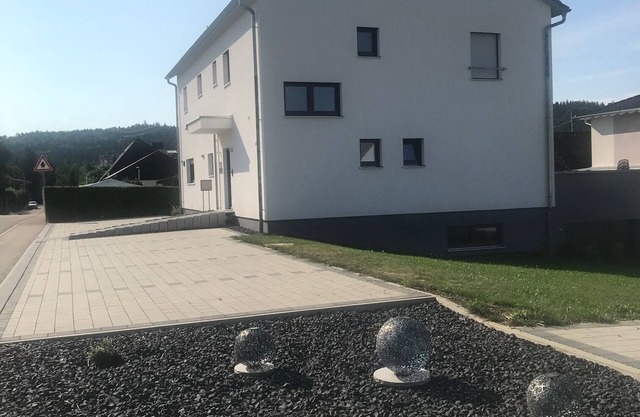 15 Minuten vom Freizeitpark und Seen Entfernt. Ferienwohnung in Ruhiger Lage